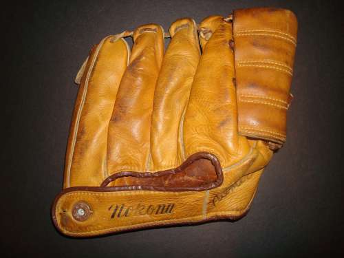 Don Mossi Nokona G23 Back